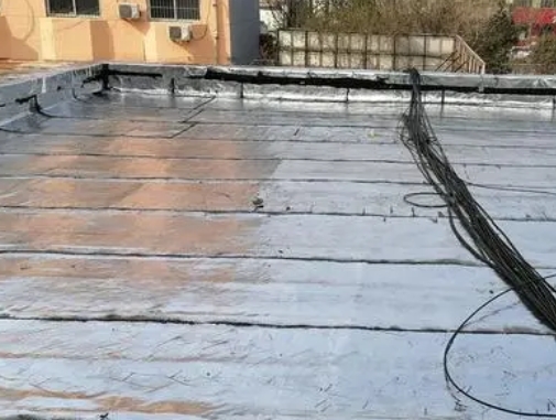 桂东卫生间漏水维修公司分享下桂东屋面楼顶防水刚性防水层施工要点。